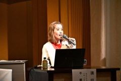 幼い頃の経験や子育てについて語る千葉さん