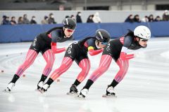 １月の全国高校総体のスピードスケート女子団体追い抜き（チームパシュート）で滑走する帯三条