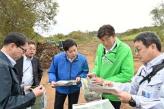 岩本参議が浦幌で大雨被害視察 2