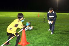 ローリングダウンを指導する高橋さん