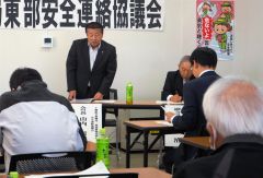 あいさつする山内会長