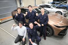 初の全国大会に意気込む（後列右から）高橋さん、上田さん、沼倉さん、（前列右から）技術トレーナーの西浦渉係長、小島孝宏サービスマネジャー
