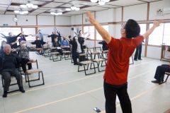 楽しく体を動かしながら健康意識を高める参加者ら