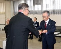 河合さんら功労者６人を表彰　池田町 4
