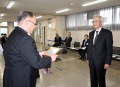 河合さんら功労者６人を表彰　池田町 5
