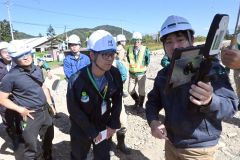ＡＲで行う現地確認のモニターを観察する参加者