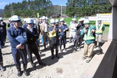 ＩＣＴ重機について説明する小山田工事長（右）と理解を深める参加者