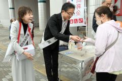 赤い羽根を手渡す米沢市長