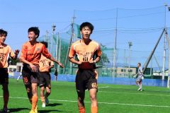 【１４節・帯北高―旭川実高２ｎｄ】帯北高は前半２３分、貴重な先制点を挙げた平野嵩大（６１番のユニホーム）が仲間と喜ぶ