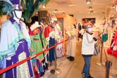 ナイトツアーで展示衣装の撮影を楽しむ参加者