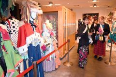 ナイトツアーを楽しむ参加者
