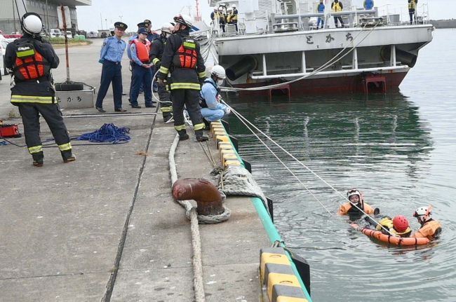 広尾で海中転落者救助合同訓練、海保や警察、消防が合同で