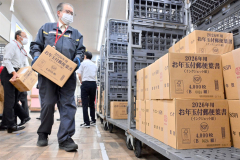 帯広郵便局年賀はがき到着（金野和彦撮影）