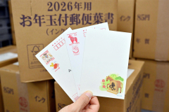 ２０２６年用の年賀はがき。えとの馬やミッキーマウス、他にもシマエナガの描かれた年賀はがきも発売される（金野和彦撮影）