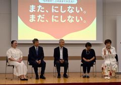認知症の早期受診を呼び掛ける関係者。右端は高畑さん