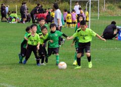 約５６０人の園児と児童　楽しくプレー　サッカーフェス２大会開催 4