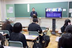 さまざまなメディアの形態について解説するクナウパブリッシングの田中副社長