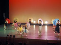 一輪車で華麗な演技を披露する参加チーム