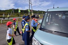 国道２４２号を通行するドライバーに安全運転を呼びかける大誉地小の児童７人