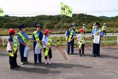 国道２４２号を通行するドライバーに安全運転を呼びかける大誉地小の児童７人