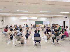 トークで”フォークダンス”している参加者