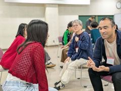 トークを楽しむ参加者。中央は今村理事長