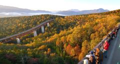 朝日に照らされ色づきを増す三国峠の紅葉（３日午前５時５０分ごろ、塩原真撮影）