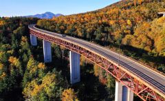 広がる黄金色の樹海　Ｒ２７３号・三国峠で紅葉がピーク