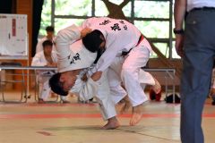 【男子個人戦８１キロ級・決勝】内股を仕掛ける濱津蓮人（下、広尾）