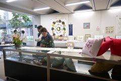 手芸工房ＫＡＷＡＳＥが刺しゅう作品展　市図書館で５日まで 3