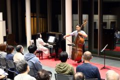 コントラバス奏者の高橋さんと、ピアノ奏者の古田嶋さんの演奏を堪能する来場者ら
