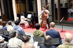 コントラバス奏者の高橋さんと、ピアノ奏者の古田嶋さんの演奏を堪能する来場者ら
