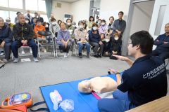 地域住民４７人がＡＥＤの使い方などを学んだ