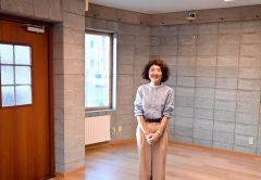 「つながりの場を作りたい」と話す小川さん。温かみのある店内には今後、特注の本棚が設置される