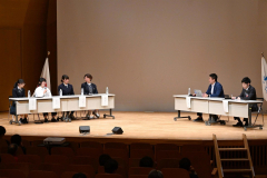 田中代表（右から２人目）と十勝の課題について意見を交わす生徒たち