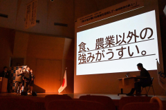 研修から感じた十勝の強みや課題について発表する生徒たち