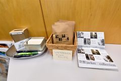 ウィリアムスさんのジャケット写真を石田さんがオマージュした写真を載せた、展示の案内状