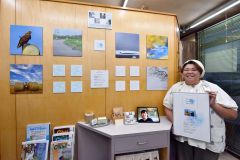 展示を紹介する石田さんとウィリアムスさん（写真の画面内）
