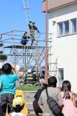 消防職員のはしご訓練を見学する来場者たち