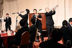 祝賀会の始めにパフォーマンスする池田高校吹奏楽部