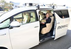 ロボタクシーに試乗する竹中町長