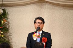 乾杯の発声をする津山頭取