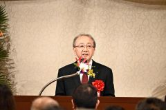 祝辞を述べる藤井会長