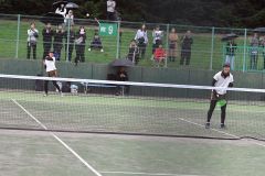 【女子ダブルス・準々決勝】笑顔でプレーする札幌大谷の上原心音（右）・嶋野杏組（ともに芽室中出身）