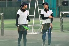 【女子ダブルス・準決勝】プレーの合間に積極的にコミュニケーションを取る札幌大谷の上原心音（左）・嶋野杏組（ともに芽室中出身）