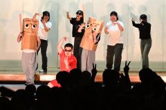 中学生、情熱と笑顔の文化祭　力合わせダンスや劇