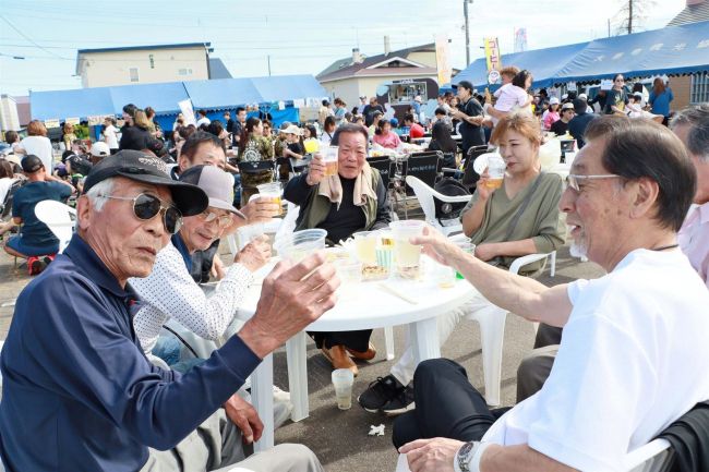 カニ汁無料配布も　大樹でビアガーデンにぎわう