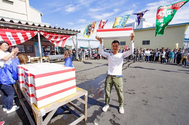 旬の秋サケ当選に笑顔　広尾漁協「魚の日」にぎわう