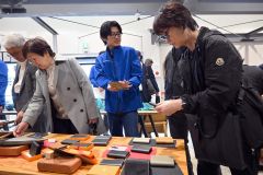 オリジナルのリサイクル商品などを展示販売するマテックプロダクツストアを見学する参加者