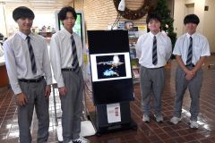 「サンタランドの動画」を広尾地域学で制作した（左から）野田さん、川津さん、廣冨さん、五日市さん